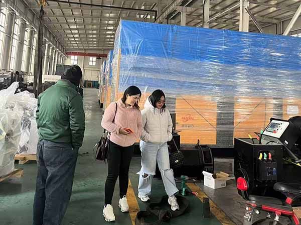 菲律宾客户实地考察后，果断订购的康明斯165kva静音箱发电机组2台